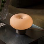 Elegancka mała lampka stołowa Malti - szklany beżowy klosz