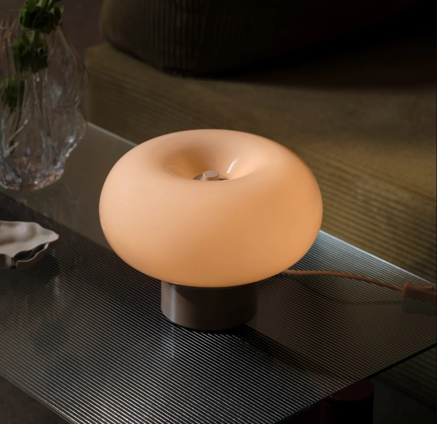 Elegancka mała lampka stołowa Malti - szklany beżowy klosz