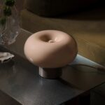 Elegancka mała lampka stołowa na ławę Malti - szklany beżowy klosz