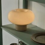 Elegancka mała lampka stołowa na szafkę Malti - szklany beżowy klosz