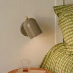 Jasnobrązowy kinkiet Gaston do sypialni - skandynawski