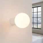 Kinkiet Halo jasnobeżowy karbowany - szklany klosz kula