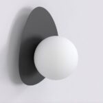 Kinkiet Ovo do sypialni - szklana mleczna kula - nowoczesny kształt