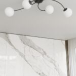 Lampa sufitowa Vibra 4 do kuchni - czarna konstrukcja i 4 białe szklane klosze kule