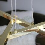 Lampa wisząca Stack w kolorze mosiądzu - mocowanie na magnesy