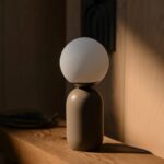 Lampka nocna Notti jasnobrązowa - szklany klosz kula