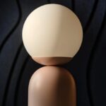 Lampka nocna do sypialni Notti zgaszony róż - szklana opalowa kula