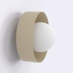 Mały okrągły beżowy kinkiet Lulu do lustra - klosz biała kula