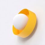 Mały pomarańczowy kinkiet Lulu - klosz mleczna kula - minimalistyczny