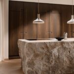 Metalowa beżowa lampa wisząca nad wyspę kuchenną Fuji - drewniany detal