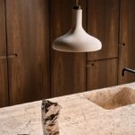 Metalowa lampa wisząca nad blat Fuji beż - drewniany detal