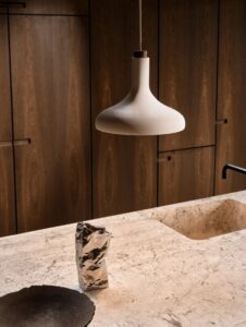 Metalowa lampa wisząca nad blat Fuji beż - drewniany detal