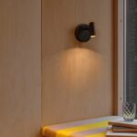 Minimalistyczny czarny kinkiecik do sypialni Omari - nordycki design