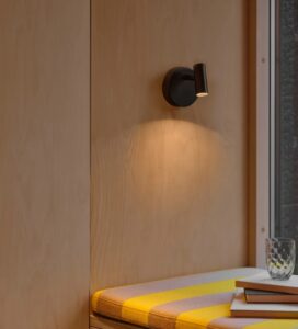 Minimalistyczny czarny kinkiecik Omari - nordycki design