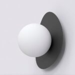 Nowoczesny kinkiet Ovo do sypialni - metalowa oprawa i szklana mleczna kula