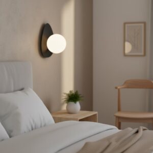 Czarny nowoczesny kinkiet Ovo do sypialni - szklana mleczna kula