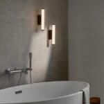 Nowoczesny pionowy kinkiet łazienkowy Virelle 32 LED IP44 - czarny