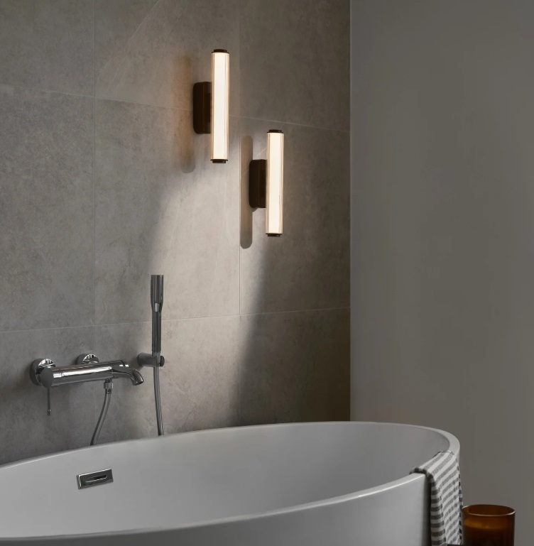 Nowoczesny pionowy kinkiet łazienkowy Virelle 32 LED IP44 - czarny