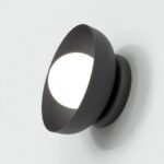 Okrągły czarny kinkiet ścienny Ozzy do przedpokoju - klosz mleczna kula