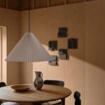 Papierowy abażur lampy wiszącej Belloy Big 65 plisowany - nad okrągły stół