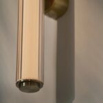 Podłużny kinkiet do lustra Virelle 50 LED - złoty mosiądz