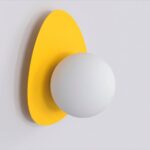 Pomarańczowy kinkiet ścienny Ovo - metalowy z białą szklaną kulą - nowoczesna forma