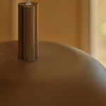 Skandynawska lampa wisząca Sandro jasnobrązowa - z metalowym kloszem