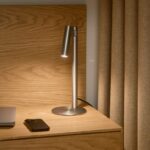 Srebrna lampka biurkowa do sypialni Makoto - nowoczesna