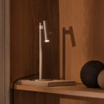 Srebrna lampka na szafkę Makoto - nowoczesna