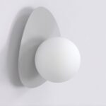 Szary kinkiet do lustra Ovo metalowy - szklana mleczna kula