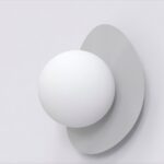 Szary kinkiet do sypialni Ovo metalowy - szklana mleczna kula - Emibig