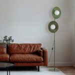 Zielona lampa stojąca Slate do salonu - designerska