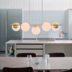 Złota lampa wisząca do salonu i jadalni Lilly 5 - białe kule