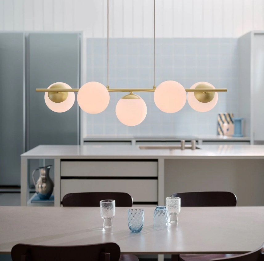 Złota lampa wisząca do salonu i jadalni Lilly 5 - białe kule
