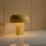 Żółta metalowa lampka stołowa Sandro - minimalistyczna