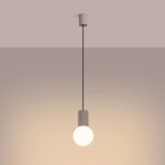 Beżowy zwis sufitowy Halo do eleganckiego salonu - ryflowany korpus i mleczna szklana kula