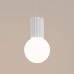 Biała lampa wisząca Halo Sollux - ryflowany korpus - do nowoczesnych wnętrz