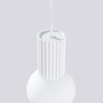 Biała lampa wisząca Halo Sollux - ryflowany korpus i szklana mleczna kula