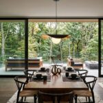 Czarno-złota lampa wisząca Enzo 40 nad stół w jadalni - z mleczną kulą