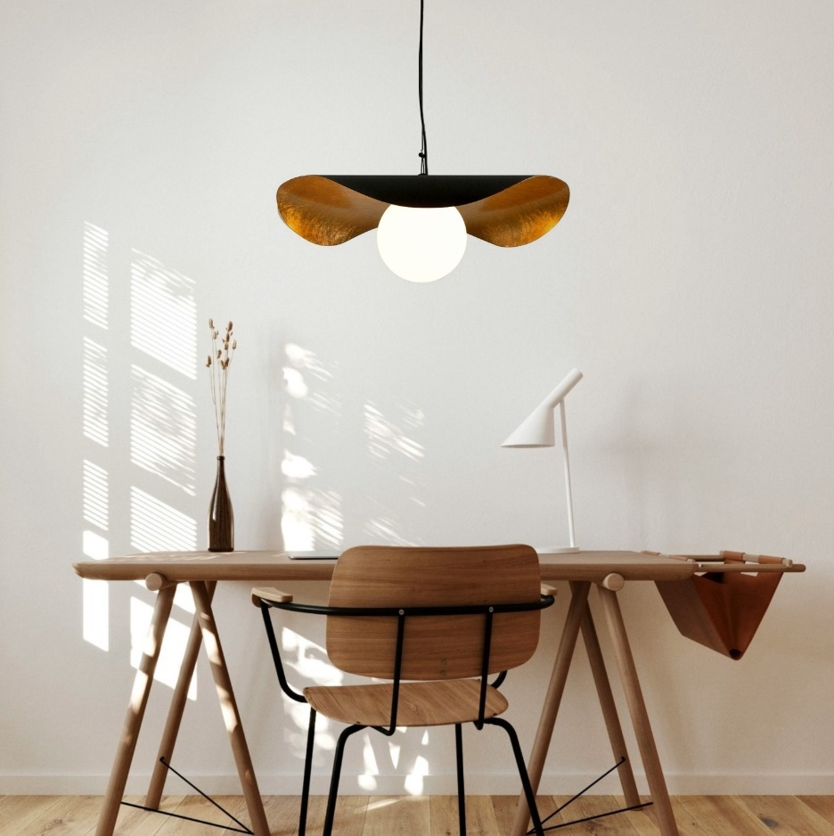 Czarno-złota lampa wisząca Enzo 40 - z mleczną kulą