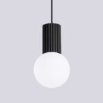 Czarny ryflowany zwis sufitowy Halo nad blat w kuchni - biała szklana kulka