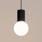 Czarny zwis sufitowy Halo - biała szklana kulka - do nowoczesnej kuchni