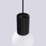 Czarny zwis sufitowy Halo - mleczna szklana kulka i ryflowany alumioniowy korpus