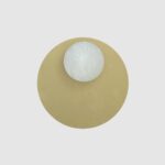 Dekoracyjny kinkiet Royal z mosiądzu - klosz kula z alabastru