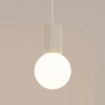 Jasnobeżowa lampa wisząca Halo do kuchni - szklana kula ryflowany korpus