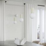 Jasnobeżowa lampa wisząca Halo nad stół - aluminiowy ryflowany korpus i szklany klosz kula