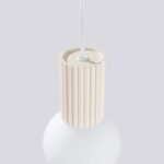 Jasnobeżowa ryflowana lampa wisząca Halo do lustra - szklana kula