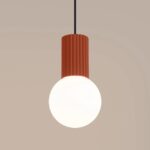 Lampa wisząca Halo do lustra w przedpokoju w ceglastym kolorze - ryflowany korpus i mleczna kula