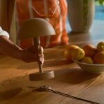 Lampka przenośna Ellen To-Go IP44 - brązowa z bazą do ładowania