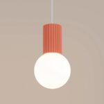 Mały zwis sufitowy Halo nad blat kuchenny w pomarańczowym kolorze - karbowany korpus i mleczna kula